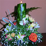 Centro de mesa floral con velón 3