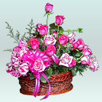 Arreglo floral de rosas en canasta de mimbre 1