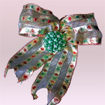 Moños navideños decorados con bolitas tejidas 4